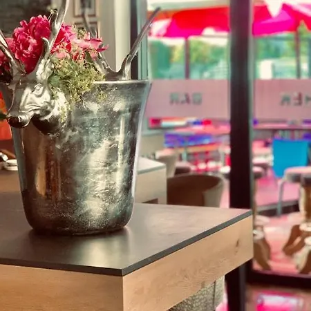 Victoria - Adults Only Bar & Breakfast 호텔