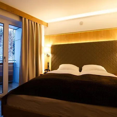 Victoria - Adults Only